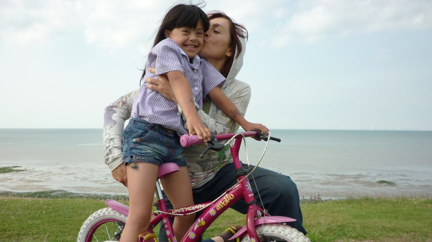 teaching a child to ride a bike without stabilisers