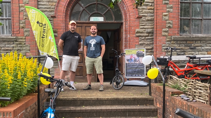 Sustrans and Welcome to Our Woods staff stand outside of the Old Library with a selection of e-bikes.